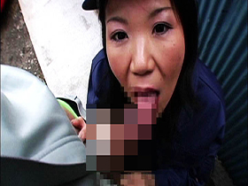 働く熟年おばさん職場で我慢できずに若いチ○ポを貪りまくる！　サンプル画像17